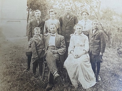 Catherine "Jennie" Chester Hull family picture, Class of 1916