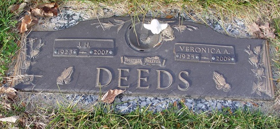 Veronica Zinnen Deeds gravestone, Class of 1944