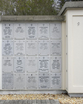 Dennis "Dan" Traeciak gravestone, Class of 1942
