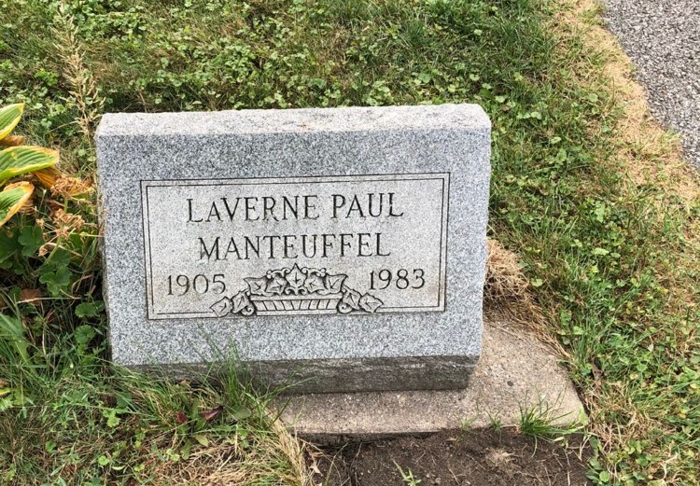Laverne Manteuffel gravestone, Class of 1922