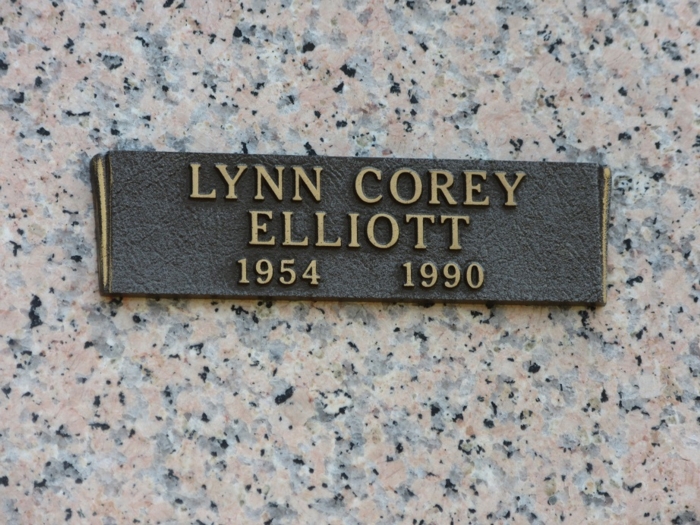 Lynn Corey Eliiott gravestone, Class of 1973