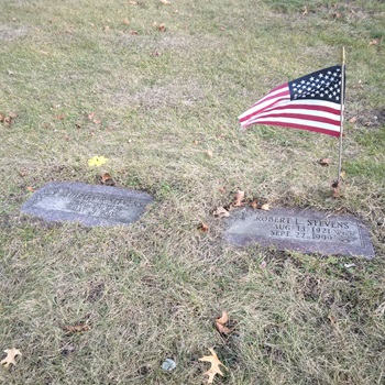 Robert Stevens gravestone, Class of 1940