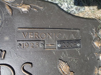 Veronica Zinnen Deeds gravestone, Class of 1944